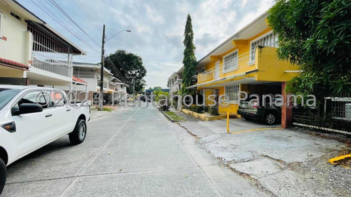 Empty living room with glossy ceiling and tiled floors in Santa Elena Panama