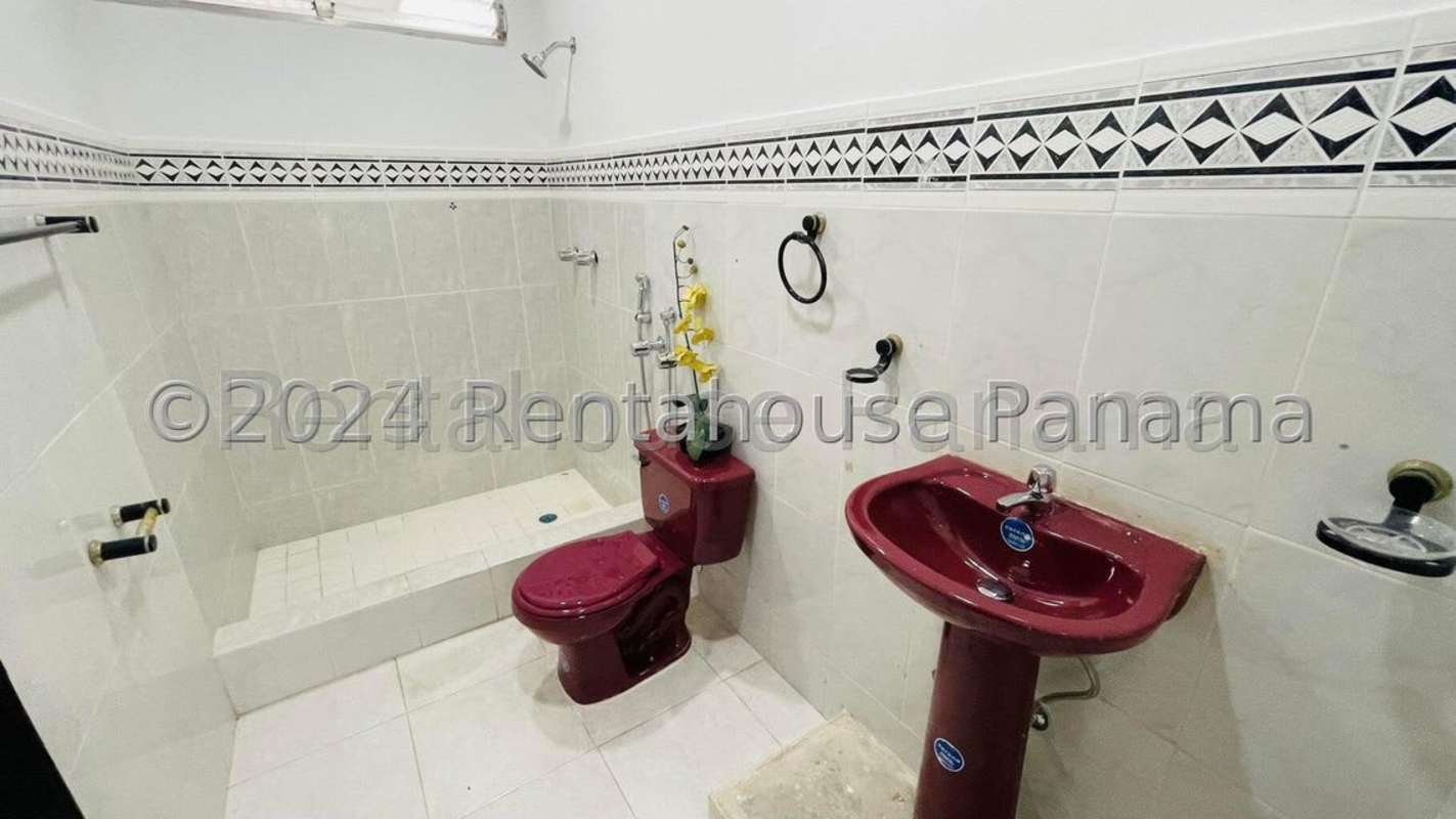 Bathroom with burgundy towels, pedestal sink and decorative border Santa Elena Panama