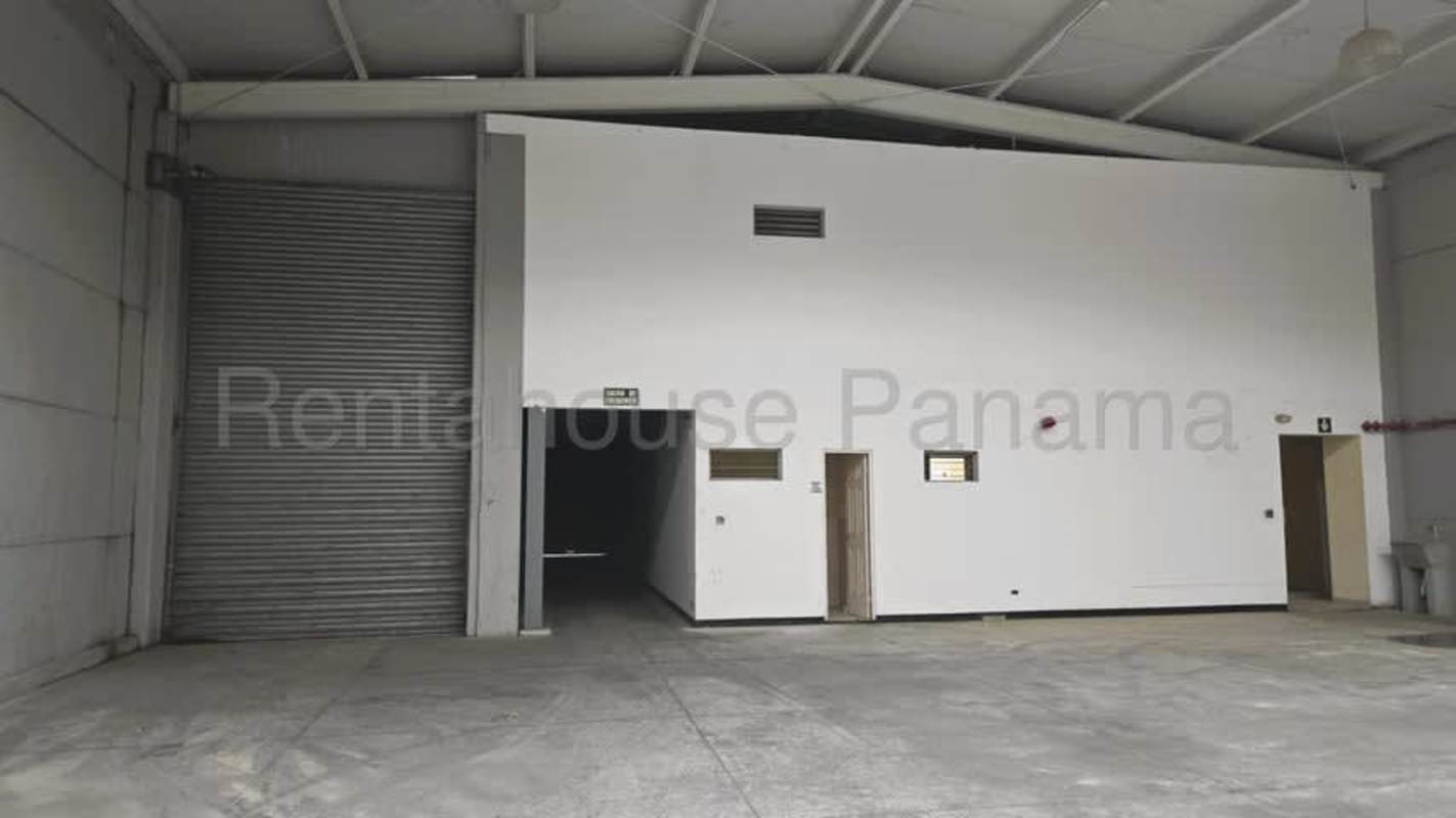 Industrial-style warehouse roof with wide interior space, ideal for storage and manufacturing in Panama