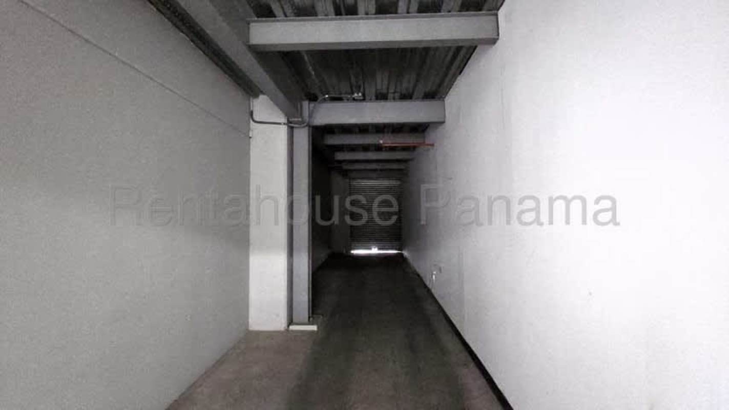 Warehouse with showroom and mezzanine offices for rent in Pacora Panama