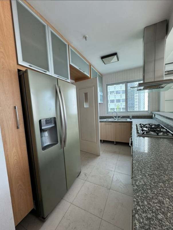 Bedroom with built-in closet, large window and city view in PH Tao San Francisco Panama