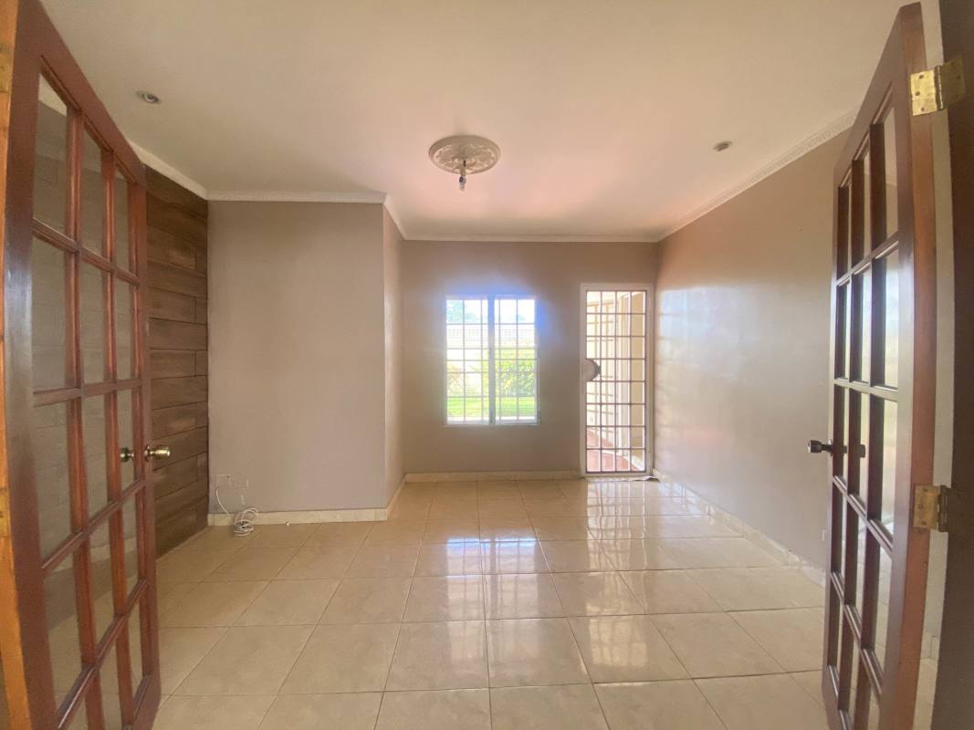 Spacious bonus den room tiled floors natural light San Antonio house Panama
