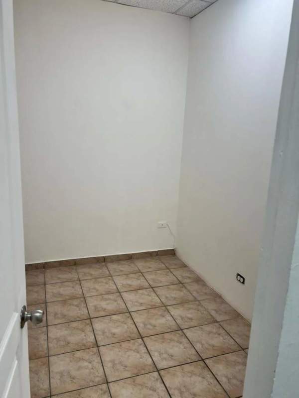Small empty office room with white walls and tiles Executive Tower El Dorado Panama