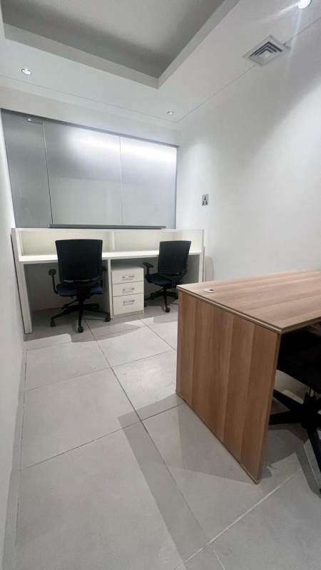 Glass-walled conference room with TV, table and chairs in PH El Dorado Tower Panama