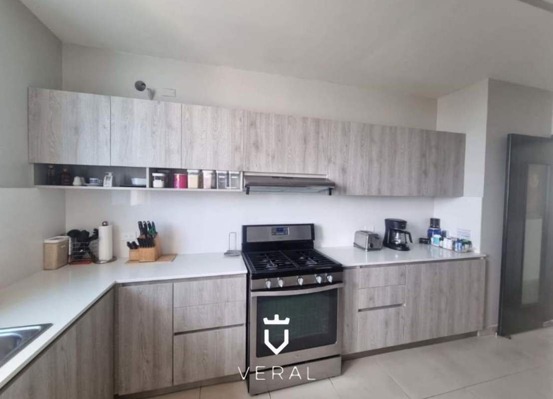 Master bedroom with balcony access, ocean panorama, marble floor in PH Vision Tower Panama