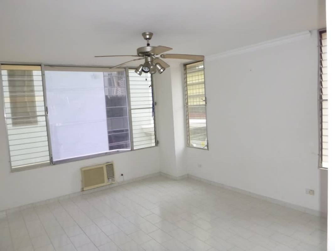 Bright living room with large windows, ceiling fan, tiled flooring PH Coral Tower San Francisco Panama