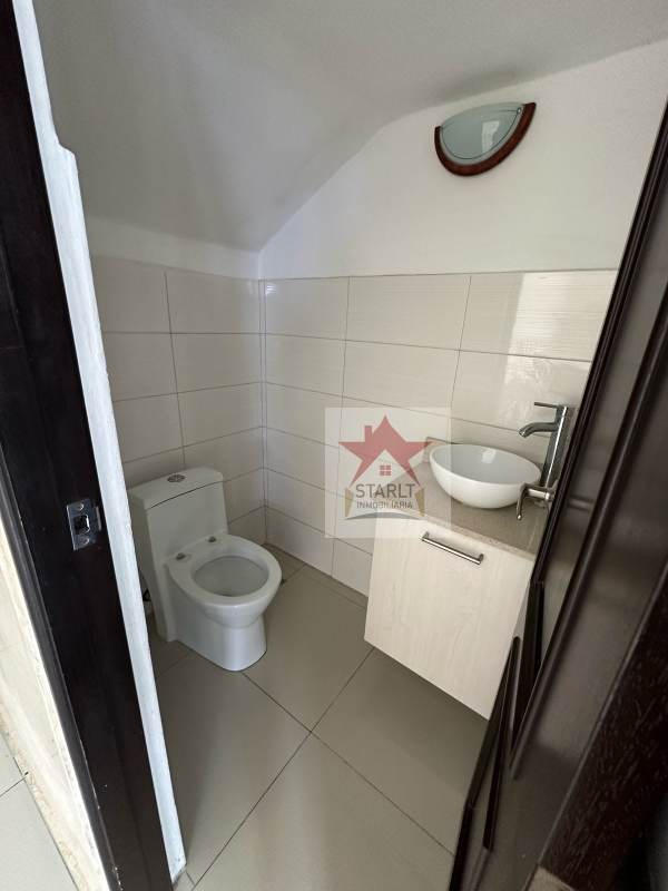 Bathroom with vessel sink, wall mirror, toilet, tiled walls PH Green Village San Miguelito Panama