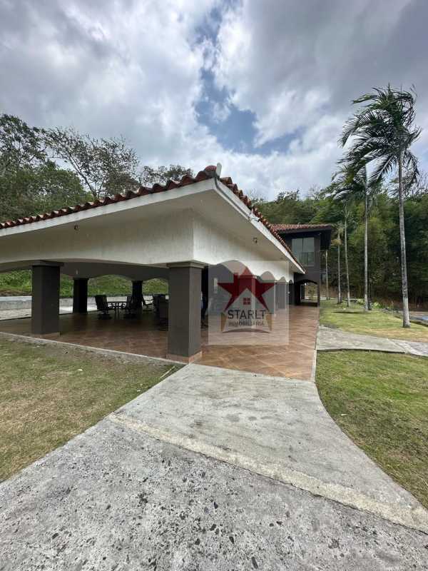 Covered outdoor patio with terracotta roof, garden PH Green Village San Miguelito Panama
