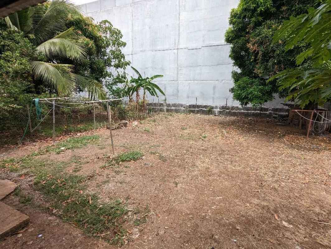 Small bathroom with pedestal sink, glass enclosed shower in Betania Panama rental house