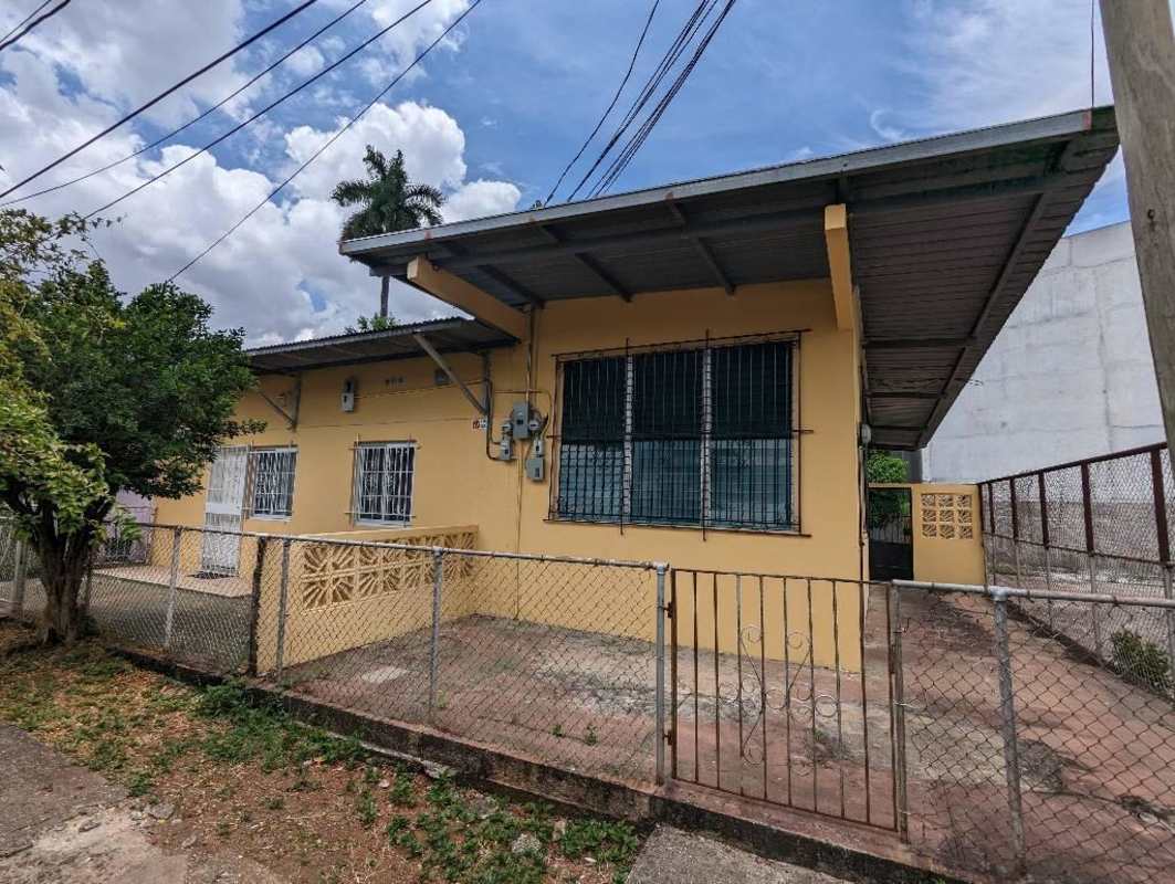 Bright living room with windows and tiled floor house rental Betania Panama