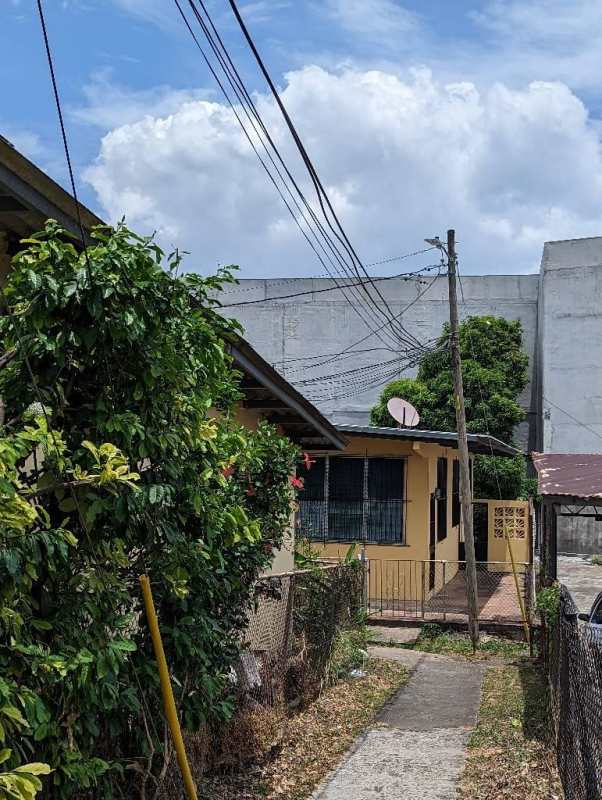 Front view with fence and porch single story house for rent in Betania Panama