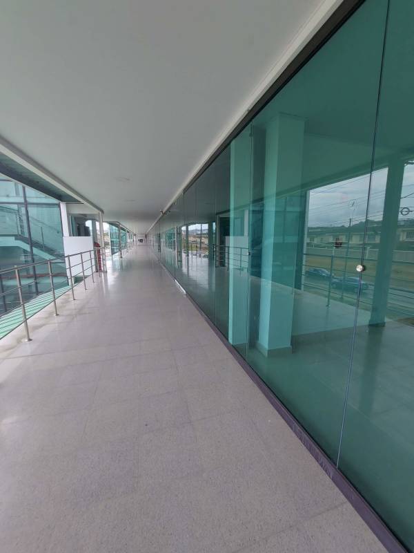 Turnkey Commercial Space 91m2 with Parking in Condado del Rey