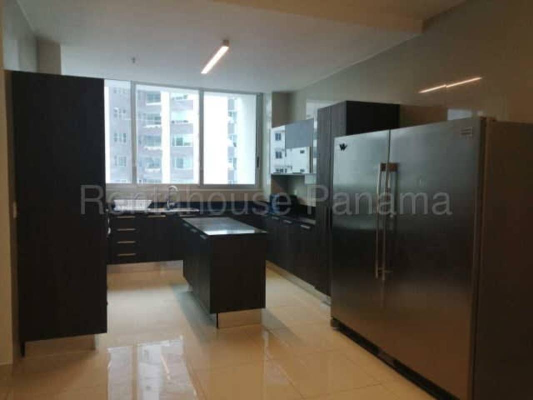 Luxury infinity swimming pool with bay views PH Pacific Point Punta Paitilla Panama City