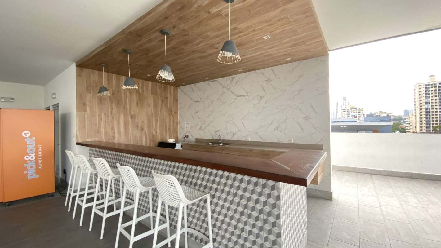 Rooftop sky garden with jogging track and city skyline view at PH Midpark Carrasquilla