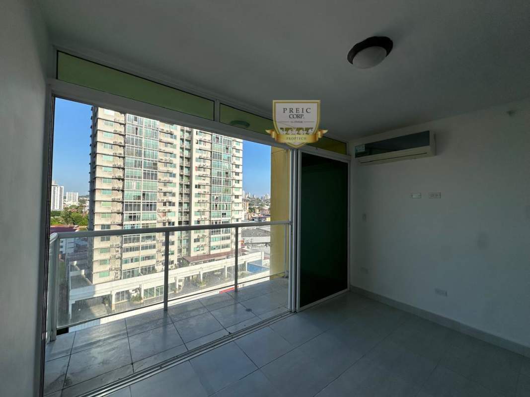 Bedroom with city view window and roller blinds PH Metropolitan Park Carrasquilla