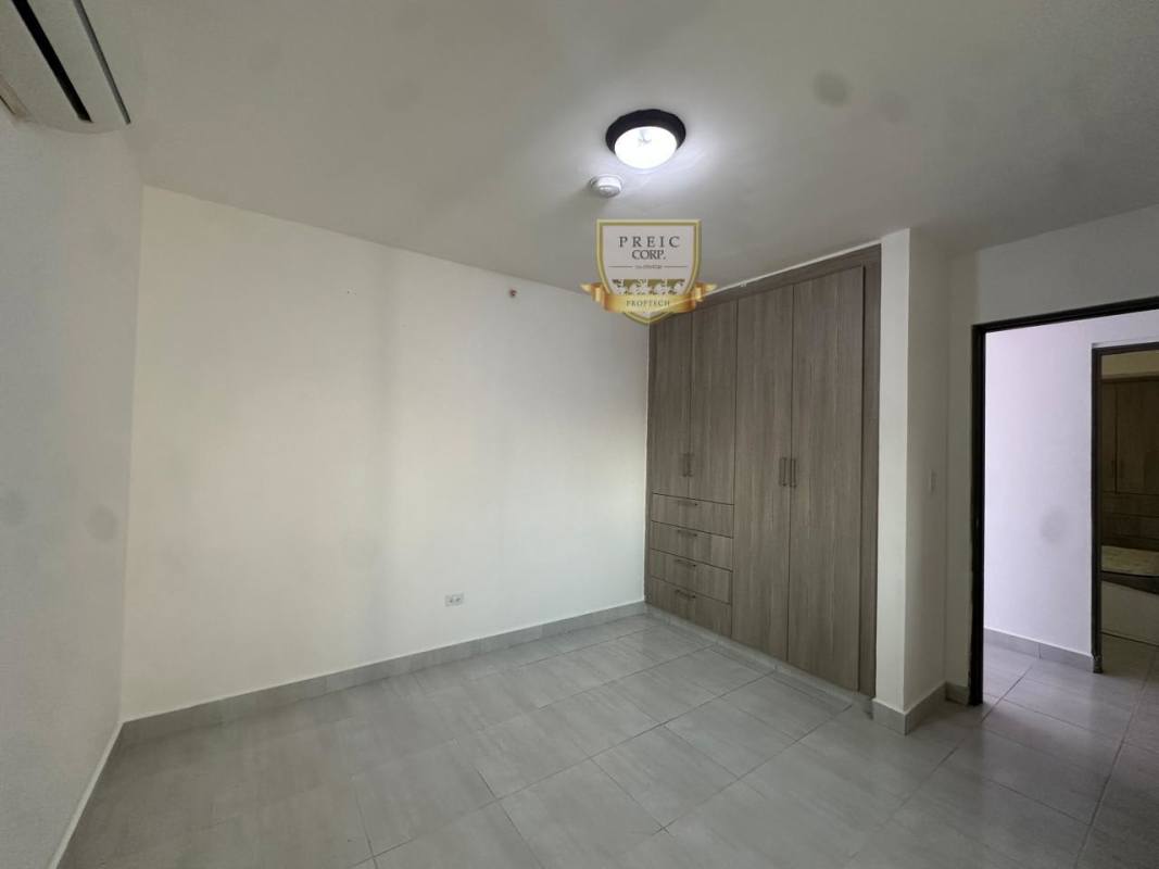 Living and dining room with sliding door to balcony, natural light at PH Metropolitan Park Panama City