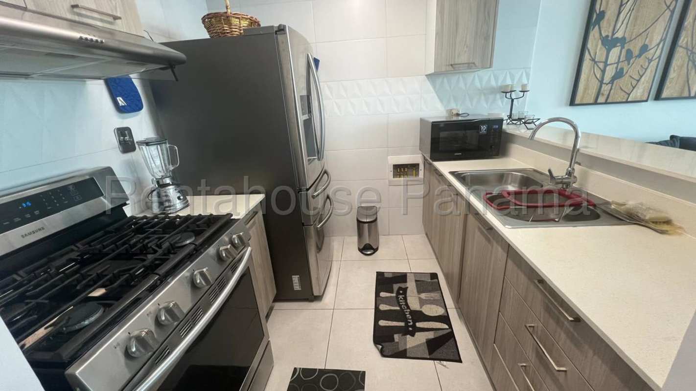 Contemporary kitchen with granite countertop and stainless steel appliances in Edison Park Tower Panama