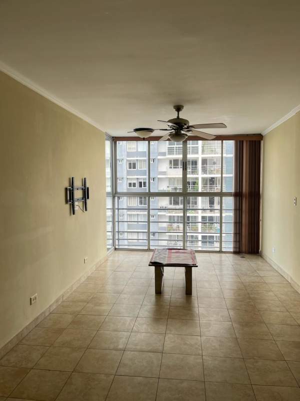 Bright living room with large windows and city views in PH Metropolitan Tower Panama
