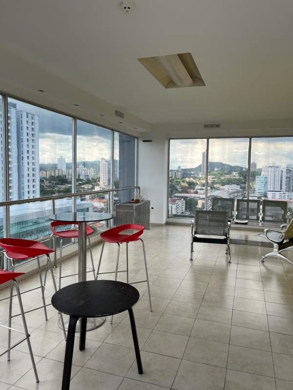 Private balcony with city skyline views in PH Metropolitan Tower Panama