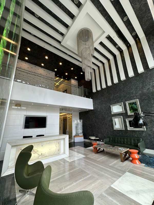 Modern office with large windows, city skyline view in PH Habitats Plaza Panama City