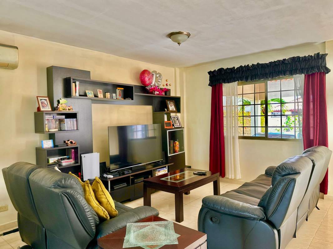 Comfortable master bedroom with AC, closet and large window in Panama City house