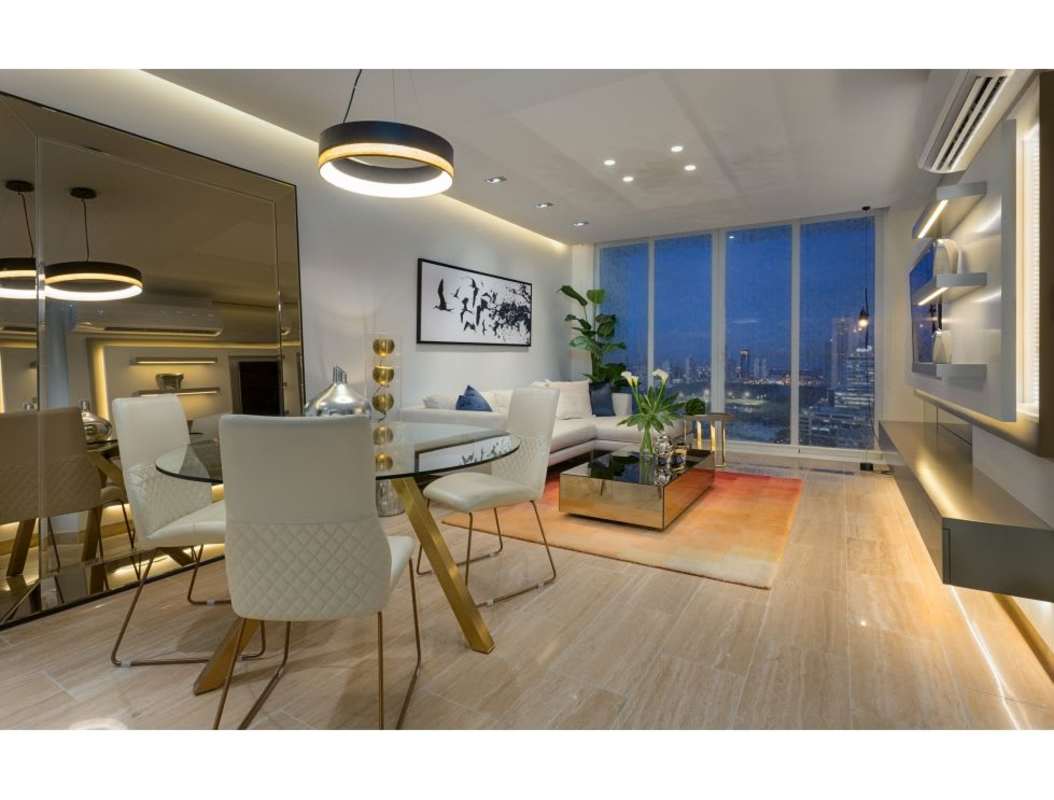 Second bedroom with large windows and built-in closet in PH The Regent Costa del Este