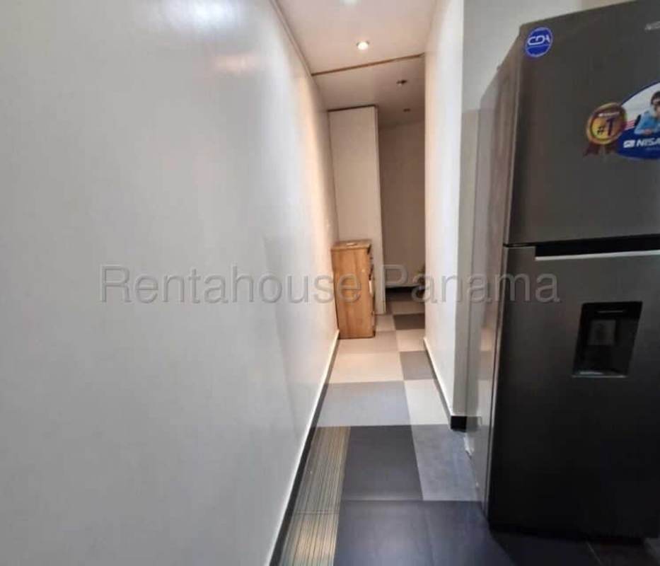Cozy bedroom with headboard, mirrored closet, and TV Condado del Rey Panama