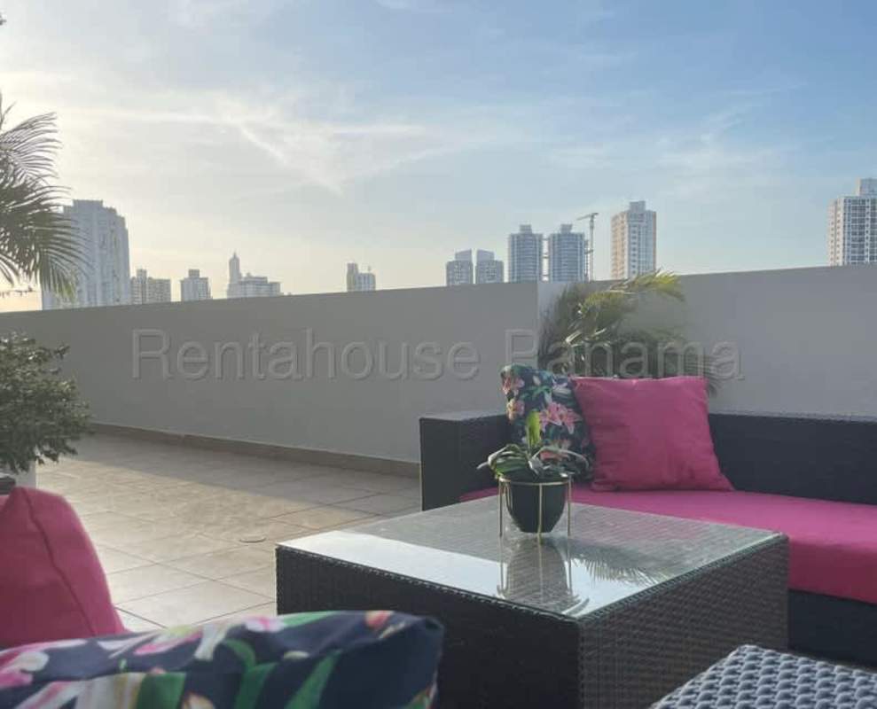 Bright bedroom with big window, built-in closet and wood flooring PH Serrano Panama