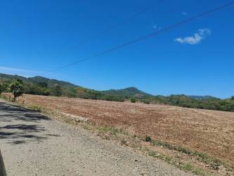 Rural Panamanian farmland showing hills, open plains and forest in Veraguas for sale