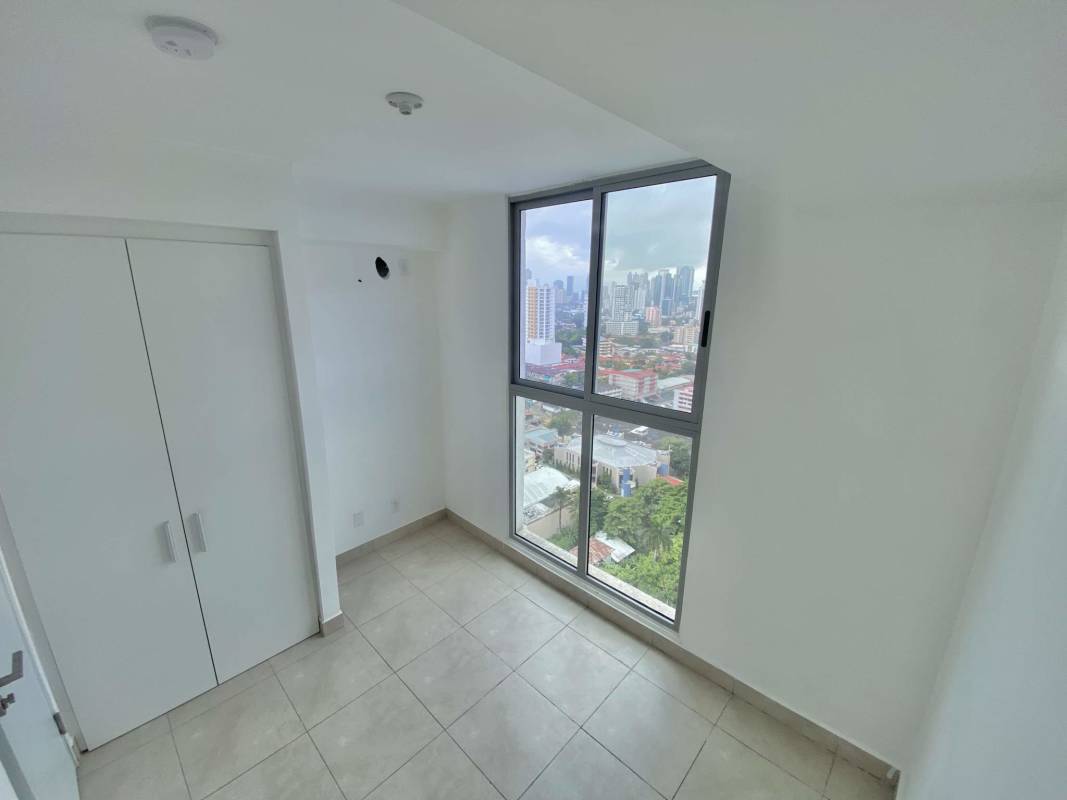 Bright second bedroom built-in closet split AC tile floors PH Alai Via España Panama