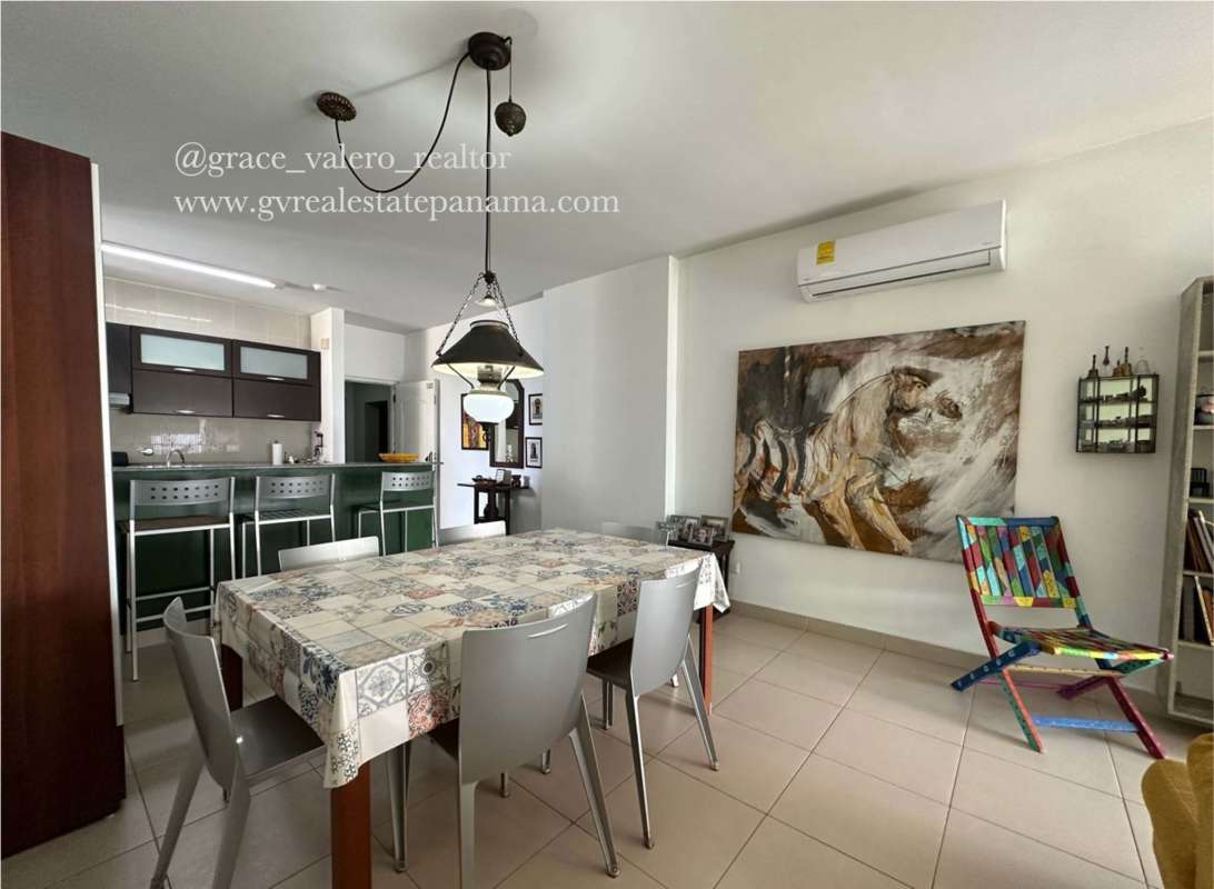 Balcony with panoramic city and partial sea views PH Metropolitan One Panama