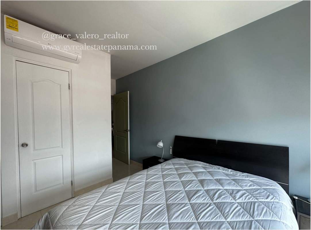 Remodeled kitchen with granite countertops and breakfast bar at PH Metropolitan One San Francisco