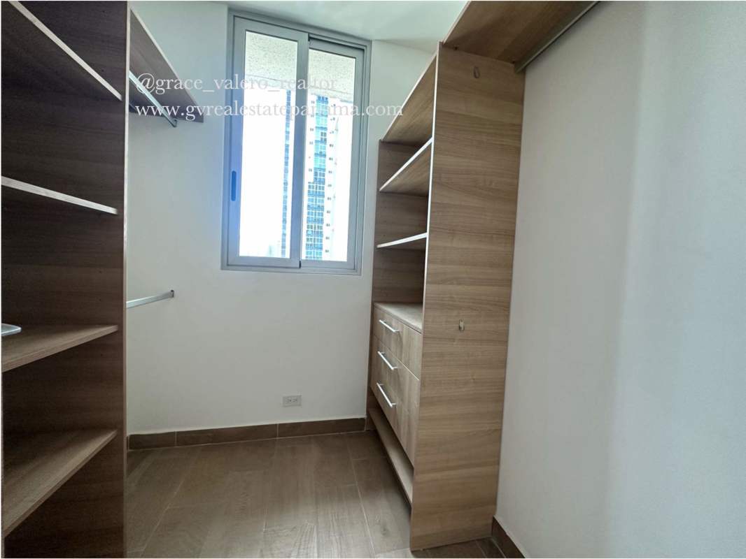 Spacious master bedroom with city view, walk-in closet, ensuite bath PH Dynasty Avenida Balboa Panama