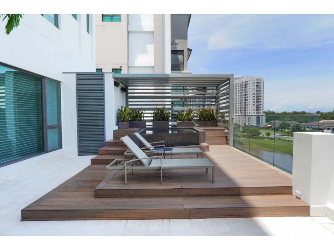 Luxury dining space with marble floors and panoramic golf course views at Lakeview Santa Maria