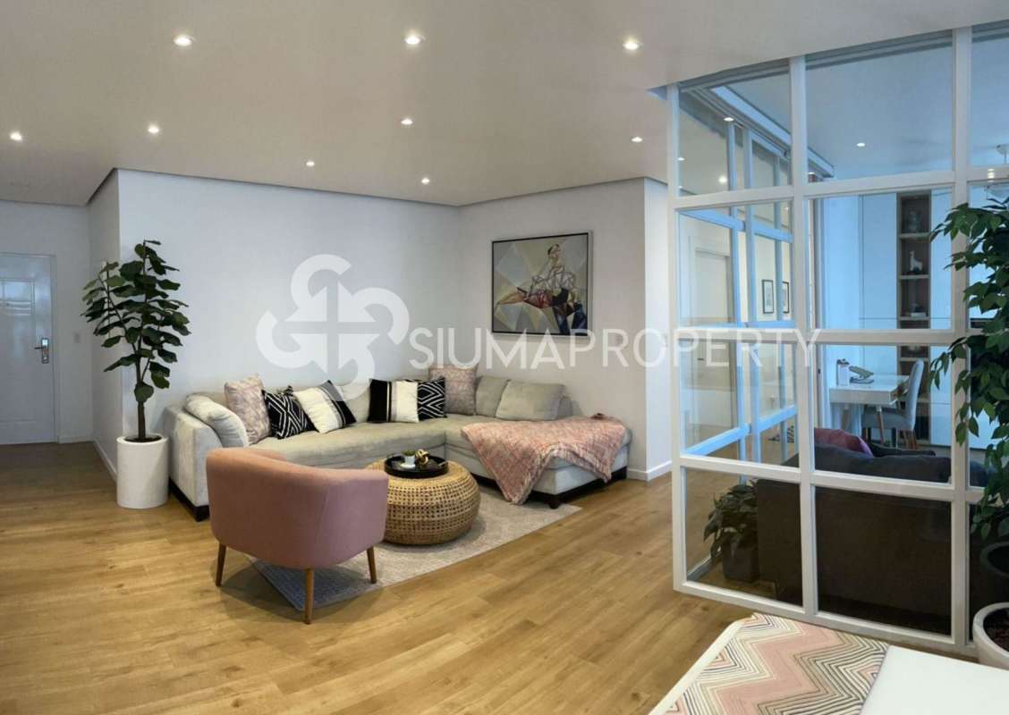 Bathroom with glass shower enclosure and contemporary fixtures PH Quartz Panama