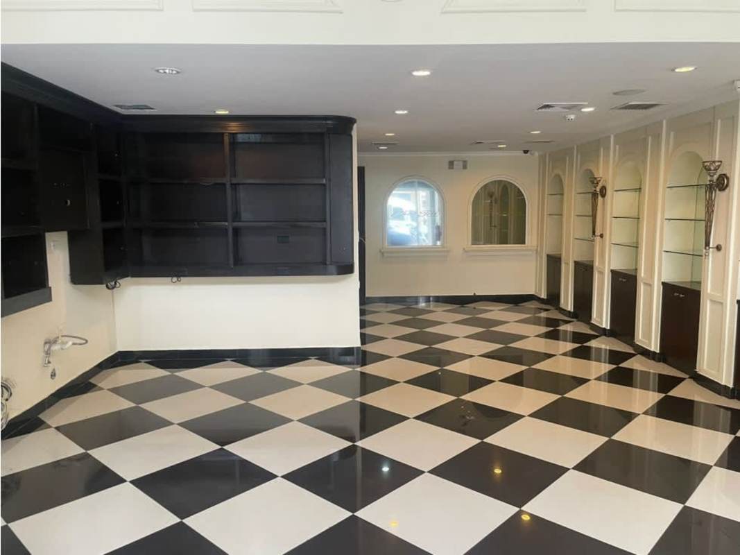 Spacious commercial lobby with checkered floor in PH Vitro Loft Via Argentina Panama