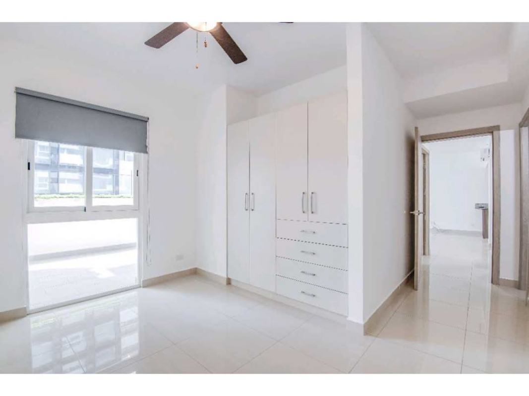 Bedroom with large window city views and built-in closet PH GV43 Panama City