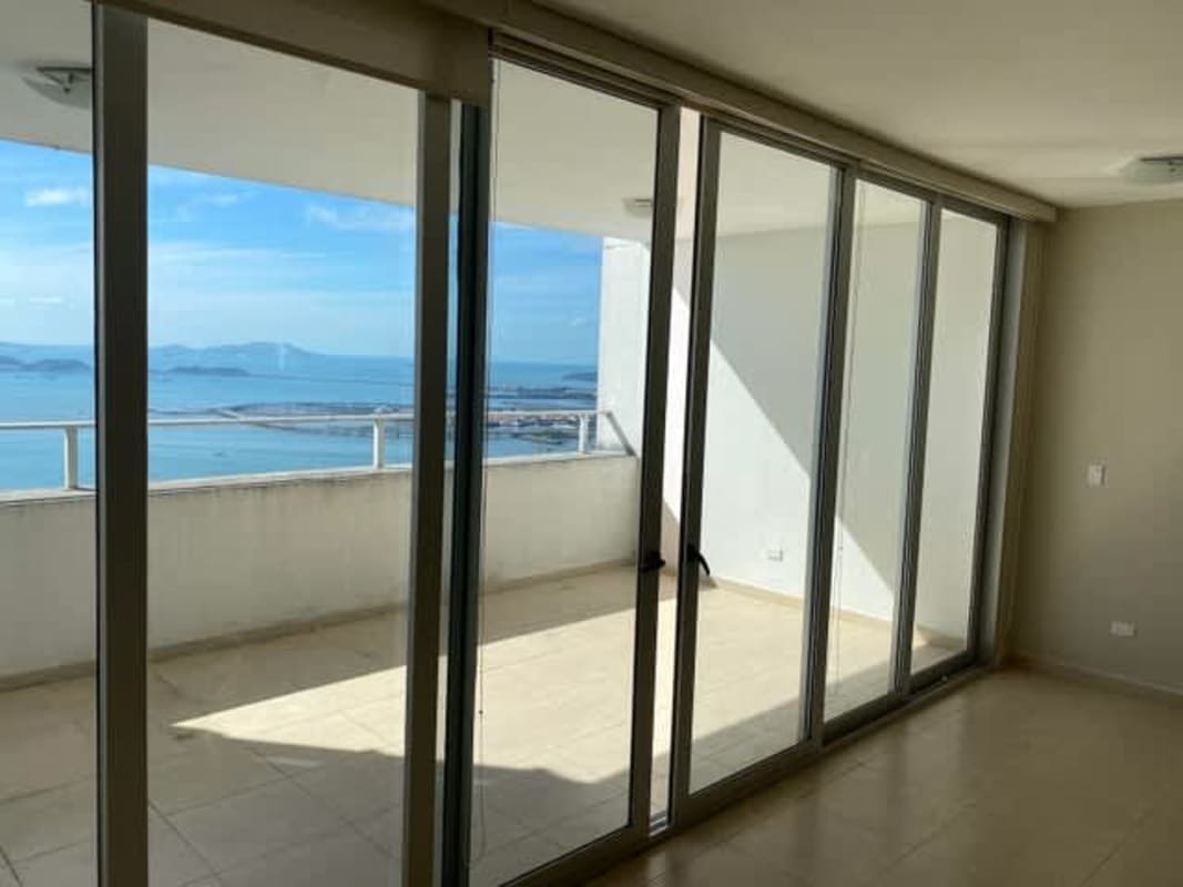 Luxury living room with ocean views through floor-to-ceiling windows PH BICSA Avenida Balboa Panama