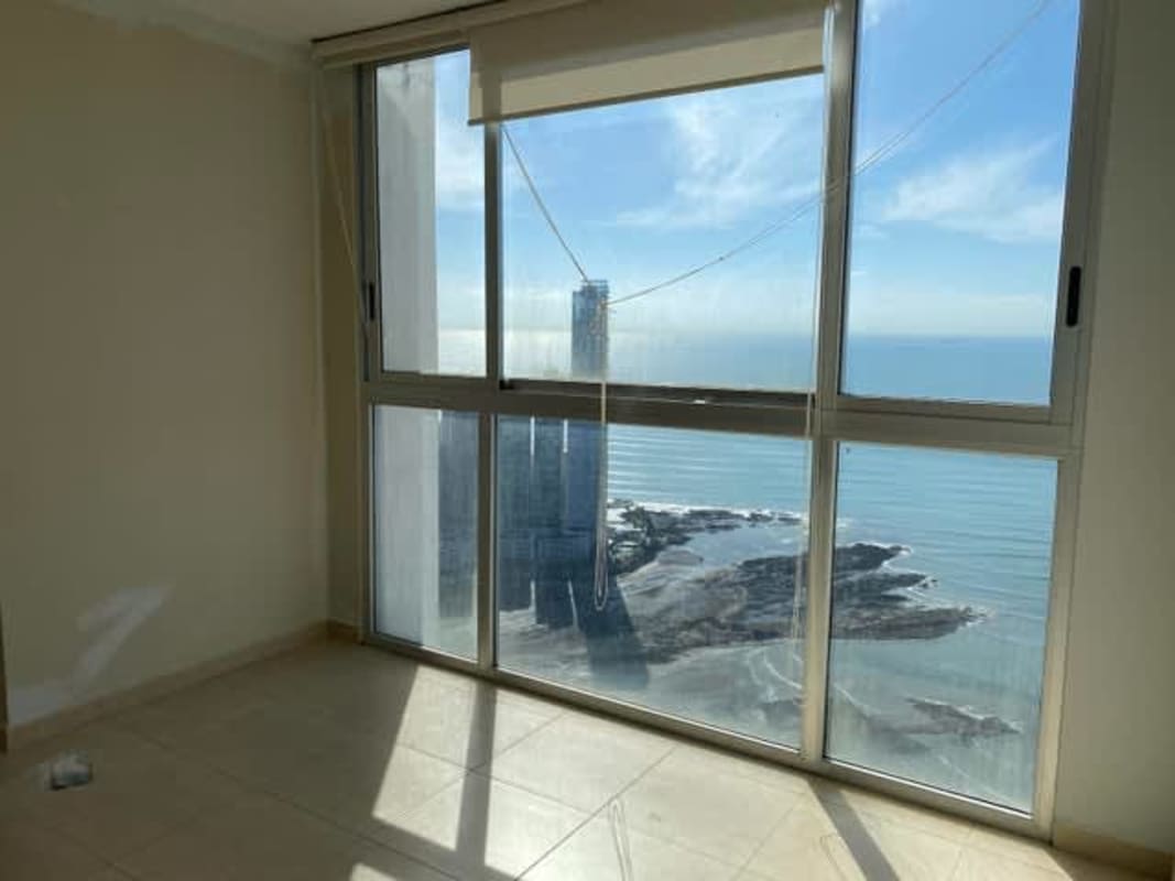 Infinity swimming pool with ocean view at PH BICSA Financial Center Avenida Balboa Panama