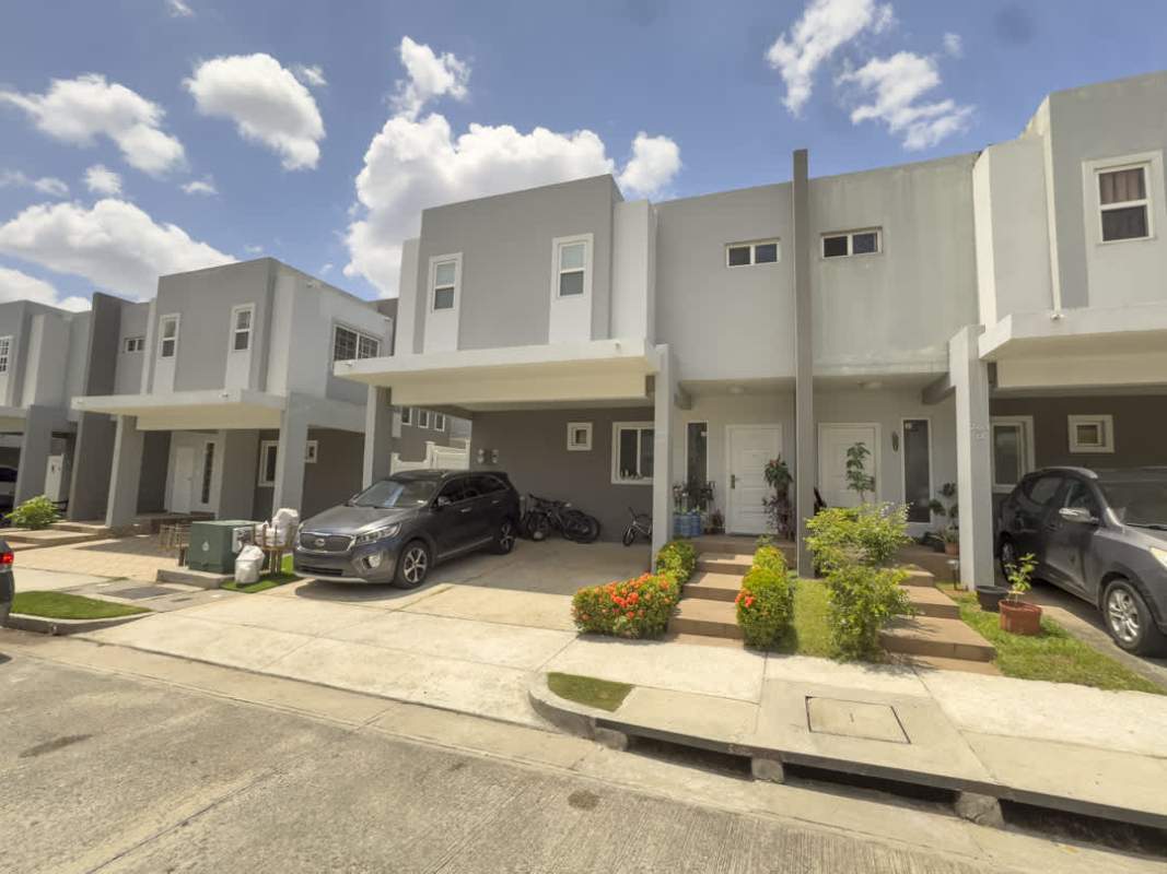 Furnished bedroom with bathroom, closet, AC, balcony access at Residencial Victoria Brisas del Golf Panama rental