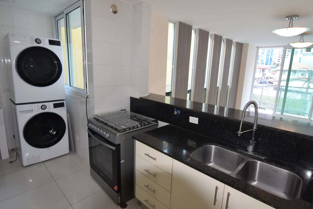 Shared rooftop terrace with jacuzzi and panoramic views at PH Bela Vita Panama City