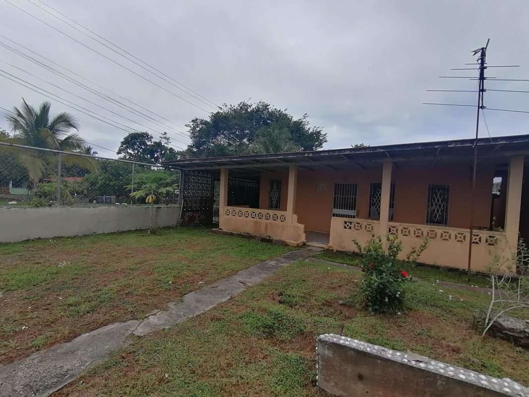 Corner Residential Lot 458m2 in Ciudad Bolívar Las Cumbres