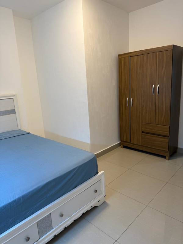 Second furnished bedroom with bed, wardrobe and natural light PH Diamond Tower San Francisco Panama