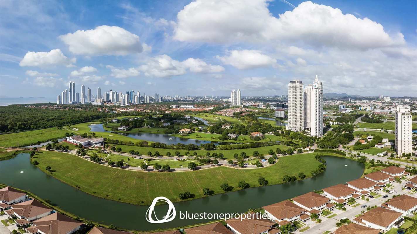 Modern high-rise condos and villa homes in Santa María Golf Country Club Panama