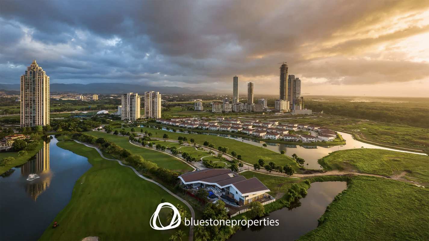 Santa María Golf Course 18 holes surrounded by palm trees and luxury homes in Panama City