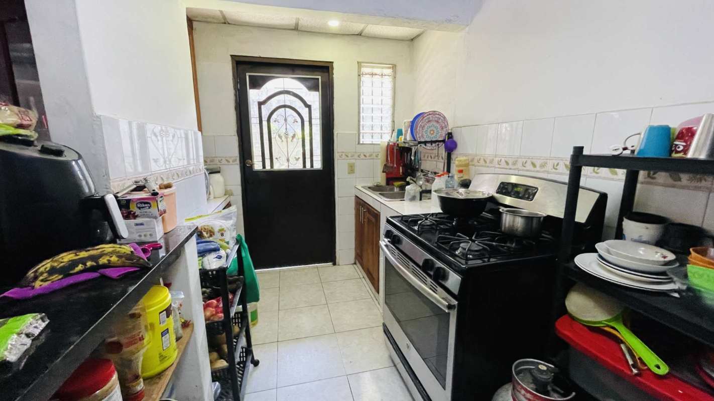 Kitchen with tile backsplash, stove, wood cabinetry in Urbanización Montserrat Panama