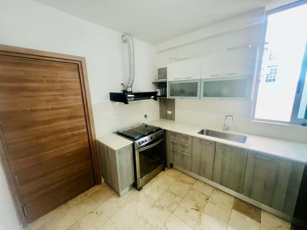 Contemporary kitchen with natural light, marble countertops and cabinetry PH Vista Tower Panama