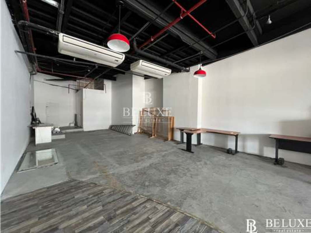 Open retail commercial unit with exposed ducts and lighting in Premier Plaza Brisas del Golf