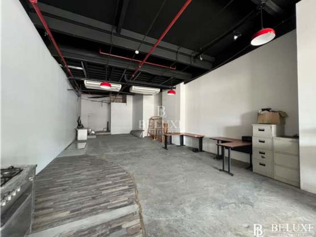 High ceiling commercial warehouse showroom for lease in Brisas del Golf Panama