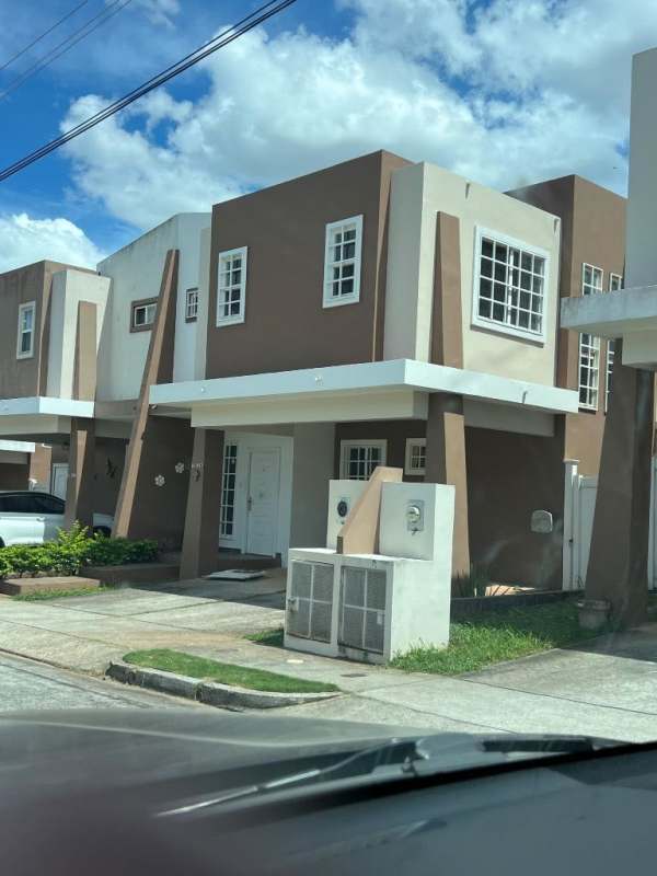 Two-story modern townhouse with white and brown tones at PH Everest, Brisas del Golf Norte Panama